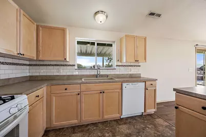 6937 Lakeview Drive, Central Point, OR 97502 - Photo 9