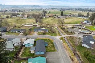 3371 Freeland Rd, Central Point, OR 97502 - Photo 3