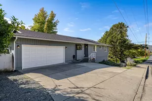 1093 NE Hillcrest Dr, Grants Pass, OR 97526 - Photo 3