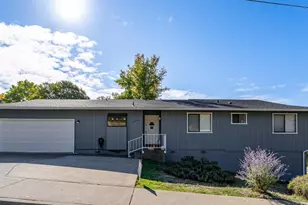 1093 NE Hillcrest Dr, Grants Pass, OR 97526 - Photo 1