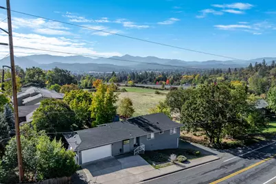 1093 NE Hillcrest Drive, Grants Pass, OR 97526 - Photo 5