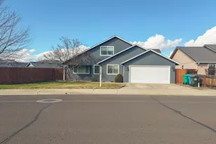 1017 Havenwood Dr, Eagle Point, OR 97524 - Photo 1