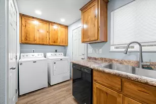 381 Benson St, Medford, OR 97501 - Photo 9