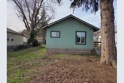 718 N 10th Street, Klamath Falls, OR 97601 - Photo 1