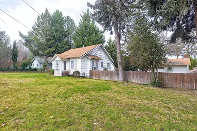 806 SE Grandview Avenue, Grants Pass, OR 97527 - Photo 3