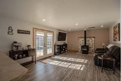 736 Hemlock Avenue, Central Point, OR 97502 - Photo 3