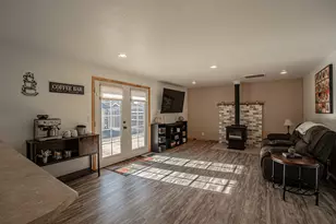 736 Hemlock Ave, Central Point, OR 97502 - Photo 3