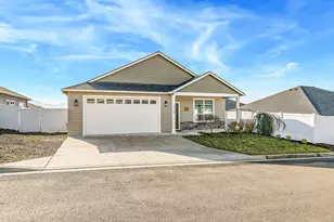 1730 Luxor Ln, Medford, OR 97504 - Photo 27