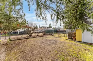 220 S 3rd St, Central Point, OR 97502 - Photo 3