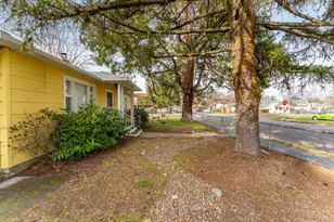 220 S 3rd St, Central Point, OR 97502 - Photo 5