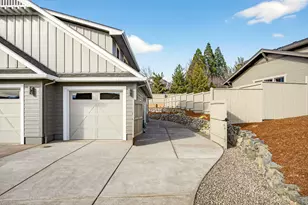 4043 Sunleaf Ave, Medford, OR 97504 - Photo 3