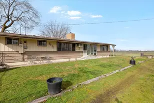 6131 Crater Lake Hwy, Central Point, OR 97502 - Photo 3