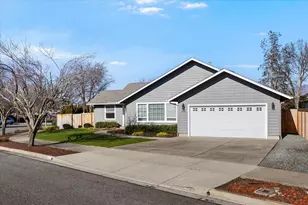 608 SE Liberty Dr, Grants Pass, OR 97527 - Photo 3