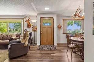 800 Hillandale Cir, Eagle Point, OR 97524 - Photo 3