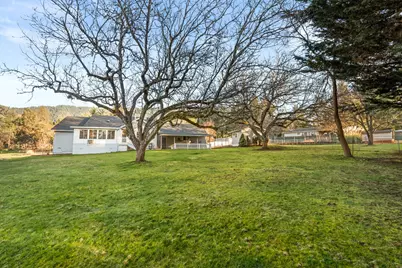 334 Village Lane, Grants Pass, OR 97527 - Photo 5