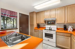 57057 Tennis Village Ln, Sunriver, OR 97707 - Photo 11