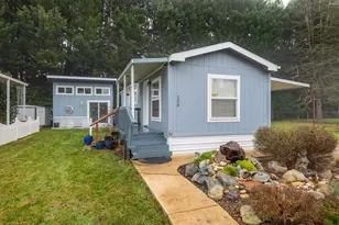 208 Chestnut Ln, Grants Pass, OR 97526 - Photo 3