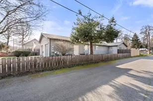 408 SE 10th St, Grants Pass, OR 97526 - Photo 5