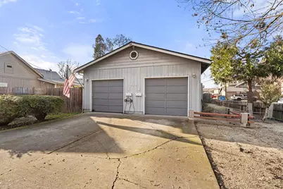 408 SE 10th Street, Grants Pass, OR 97526 - Photo 3