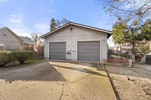 408 SE 10th St, Grants Pass, OR 97526 - Photo 3