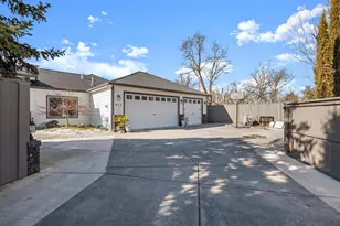 875 N Mountain Ave, Central Point, OR 97502 - Photo 3