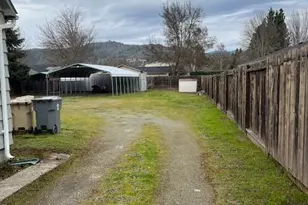 1720 SW Bridge St, Grants Pass, OR 97526 - Photo 29