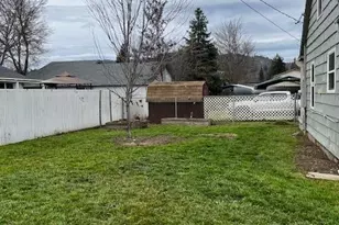 1720 SW Bridge St, Grants Pass, OR 97526 - Photo 3