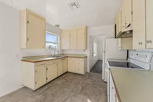 908 SW Bridge St, Grants Pass, OR 97526 - Photo 9