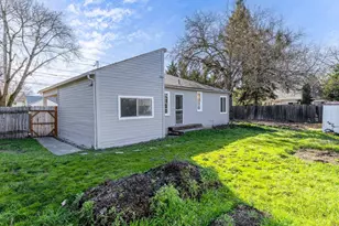908 SW Bridge St, Grants Pass, OR 97526 - Photo 5