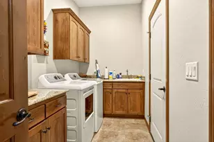 3944 Crystal Springs Dr, Medford, OR 97504 - Photo 29