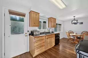 2412 SW Wickiup Ave, Redmond, OR 97756 - Photo 9