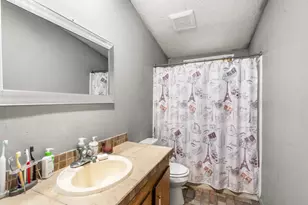 1570 S Peach St, Medford, OR 97501 - Photo 13