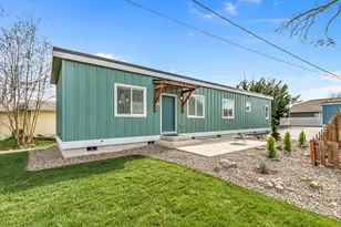 2625 Redwood Ave, Grants Pass, OR 97527 - Photo 1