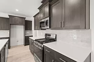 145 Valemont Dr, Eagle Point, OR 97524 - Photo 9