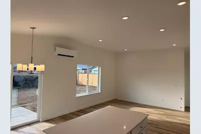 588 NE Mitchell Street, Madras, OR 97741 - Photo 9