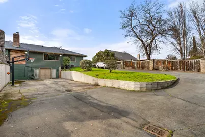 1117 NE Memorial Drive, Grants Pass, OR 97526 - Photo 9