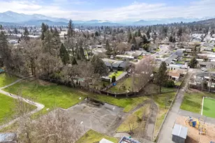 1117 NE Memorial Dr, Grants Pass, OR 97526 - Photo 55