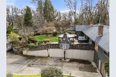 1117 NE Memorial Drive, Grants Pass, OR 97526 - Photo 11