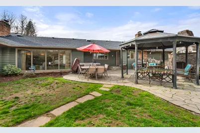 1117 NE Memorial Drive, Grants Pass, OR 97526 - Photo 13