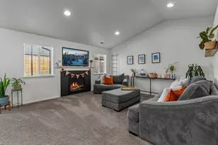 725 NE Redwood Ave, Redmond, OR 97756 - Photo 7