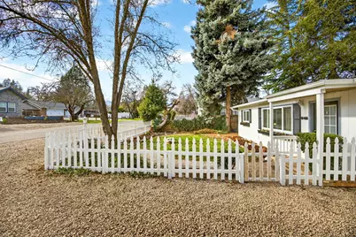 545 E C Street, Jacksonville, OR 97530 - Photo 3