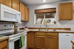 3041 SW Salmon Ave, Redmond, OR 97756 - Photo 7