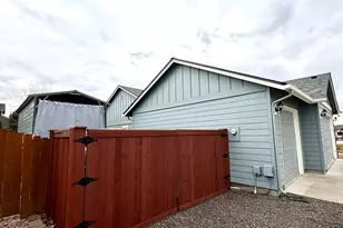2921 NW 19th St, Redmond, OR 97756 - Photo 3