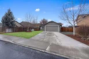 701 NW Green Forest Cir, Redmond, OR 97756 - Photo 23