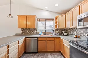 2215 SW Stonehedge Ct, Redmond, OR 97756 - Photo 7