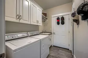 4040 Crystal Springs Dr, Medford, OR 97504 - Photo 19