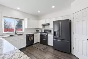 2146 NW 22nd St, Redmond, OR 97756 - Photo 5