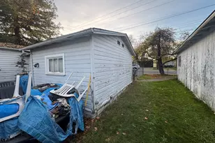 1052 W 12th St, Medford, OR 97501 - Photo 21