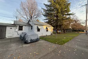 1052 W 12th St, Medford, OR 97501 - Photo 5