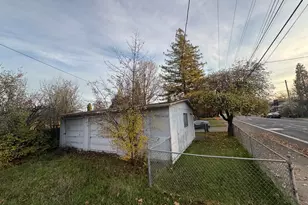 1052 W 12th St, Medford, OR 97501 - Photo 27